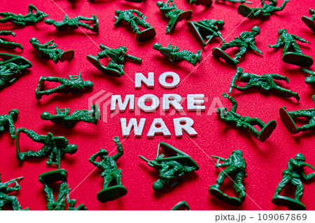 赤背景の上の“NO MORE WAR” 109067869