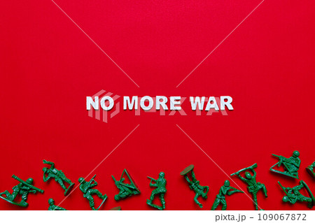 赤背景の上の“NO MORE WAR” 赤背景の上の“NO MORE WAR” 109067872