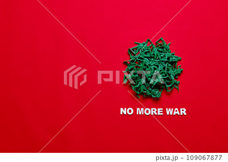 赤背景の上の“NO MORE WAR” 赤背景の上の“NO MORE WAR” 109067877