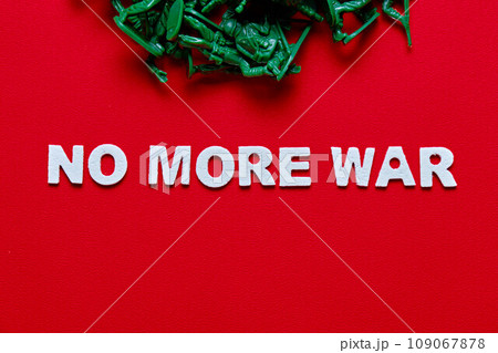 赤背景の上の“NO MORE WAR” 109067878