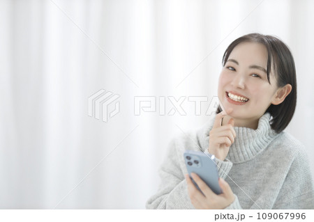 セーターを着た若い女性 セーターを着た若い女性 109067996