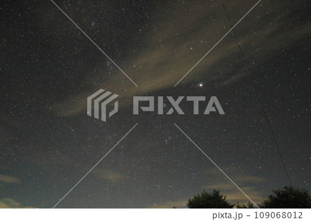 野辺山の夜景と秋のきれいな星空 109068012
