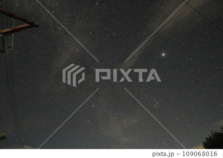 野辺山の夜景と秋のきれいな星空 109068016