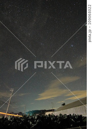 野辺山の夜景と秋のきれいな星空 109068022