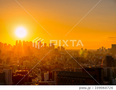 新宿高層ビル群に沈む夕日 2023秋 新宿高層ビル群に沈む夕日 2023秋 109068726