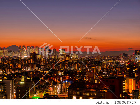 夕焼けの富士山と東京　2023秋 109068727