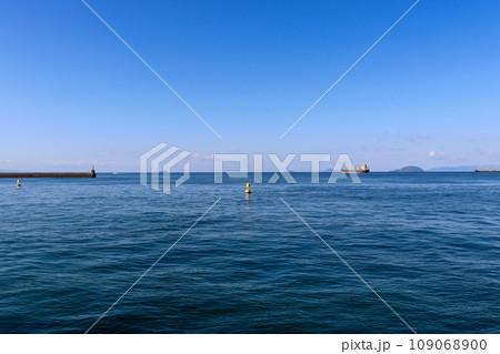 快晴の日の瀬戸内海と水平線　愛媛県松山市 109068900