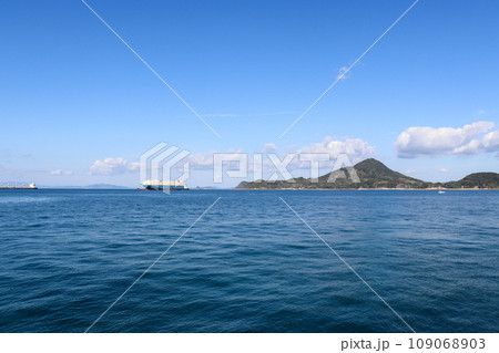 快晴の日の瀬戸内海と水平線　愛媛県松山市 109068903