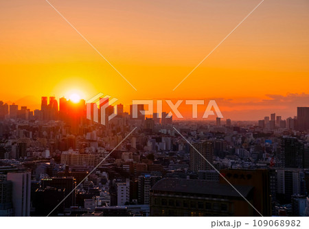 新宿高層ビル群に沈む夕日　2023秋 109068982