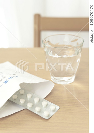 薬と水　服薬イメージ 109070470