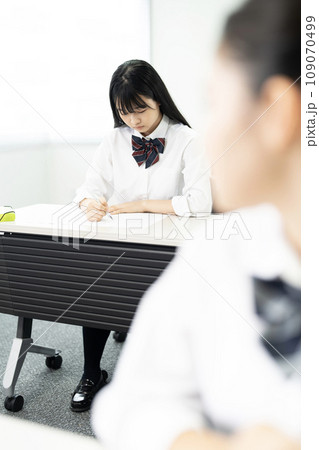 授業を受ける高校生 109070499