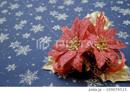 クリスマス用の造花と雪柄 109070515