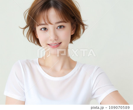 白シャツを着たショートヘアの30代女性　「AI生成画像」 109070589