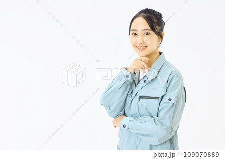 作業服を着た女性 109070889