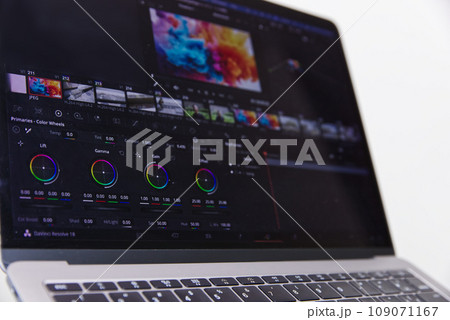 パソコンで動画編集 Editing movie on notebook computer 109071167