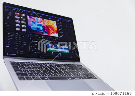 パソコンで動画編集 Editing movie on notebook computer パソコンで動画編集 Editing movie on notebook computer 109071169