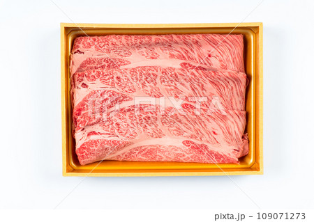 あか牛すき焼きしゃぶしゃぶ用スライス白背景 109071273