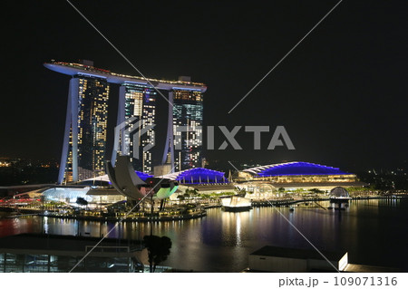 マリーナ・ベイ・サンズの美しい夜景 109071316