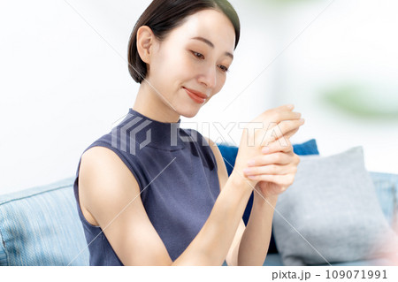 ハンドクリームを塗る女性 ハンドクリームを塗る女性 109071991