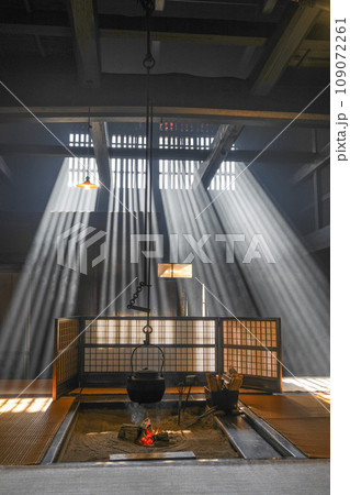 妻籠宿　脇本陣奥谷の囲炉裏と光芒 109072261