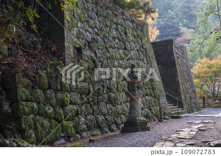 鳳来山東照宮の参道の石垣（愛知県新城市） 109072783