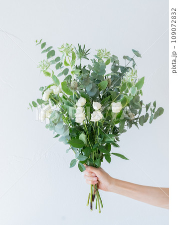 グリーンとホワイトのハーブ花束を持つ手 109072832