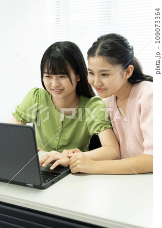 ラップトップを使用している学生 ラップトップを使用している学生 109073364