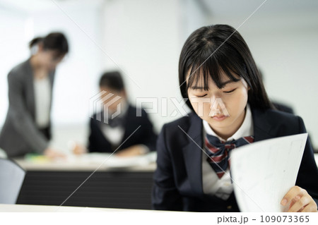 教室で勉強している制服の高校生 109073365