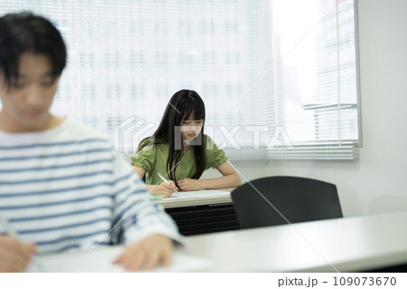 授業を受ける高校生 授業を受ける高校生 109073670