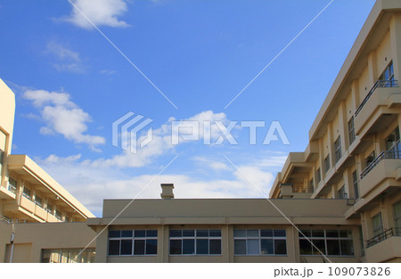 秋の青空と校舎 109073826