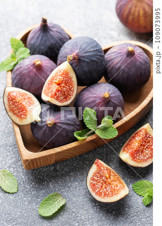 Fresh ripe figs 109073995