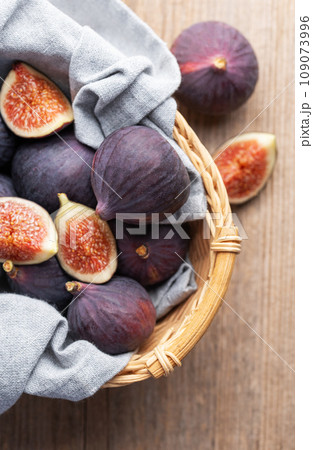 Fresh ripe figs Fresh ripe figs 109073996