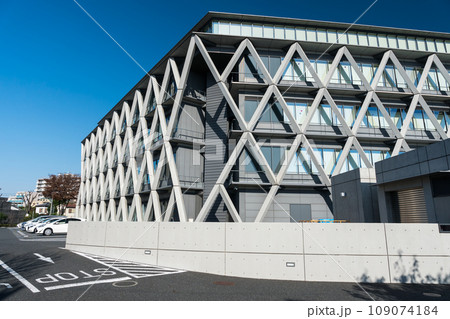 仙川 マヨテラスの外観 調布経堂停車場線からの眺め 秋の青空 東京都調布市 仙川 マヨテラスの外観 調布経堂停車場線からの眺め 秋の青空 東京都調布市 109074184