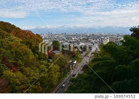 呉羽山丘陵フットパスから見た富山市街地 109074552