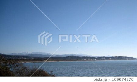 雪化粧した飯豊連峰と青空と日本海 109074570