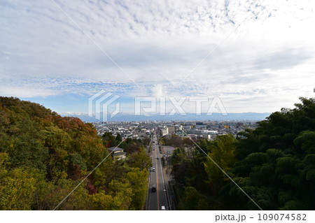 呉羽山丘陵フットパスから見た富山市街地 109074582