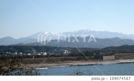 雪化粧した飯豊連峰と青空と日本海 109074587