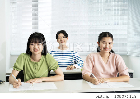 授業を受ける高校生 109075118