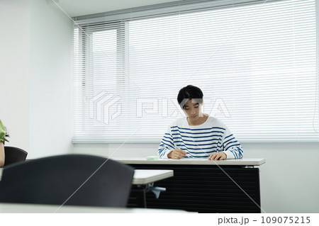 授業を受ける高校生 授業を受ける高校生 109075215