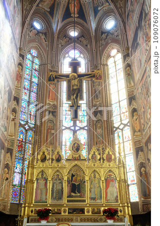 High altar in the Basilica di Santa Croce (Basilica of the Holy Cross) - famous Franciscan church in Florence, Italy High altar in the Basilica di Santa Croce (Basilica of the Holy Cross) - famous Franciscan church in Florence, Italy 109076072