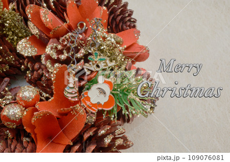 クリスマスリースとサンタ　ロゴ入り 109076081