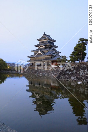 国宝の松本城は現存する日本最古の五重六階の天守である。 国宝の松本城は現存する日本最古の五重六階の天守である。 109076338