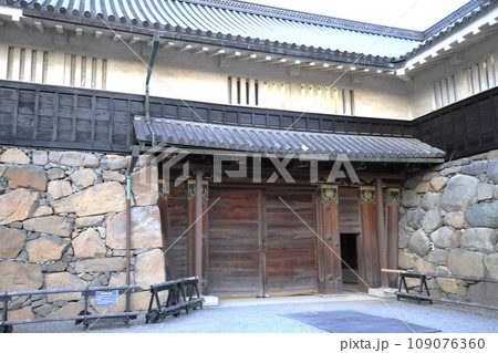 国宝の松本城は現存する日本最古の五重六階の天守である。 国宝の松本城は現存する日本最古の五重六階の天守である。 109076360