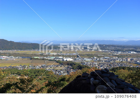 三雲城址の八丈岩から見下ろす湖南市の風景 三雲城址の八丈岩から見下ろす湖南市の風景 109076408