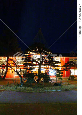 旧長井小学校第一校舎　ライトアップ 109076837