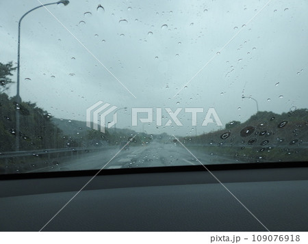 雨　窓　道路　路面　濡れた路面 109076918