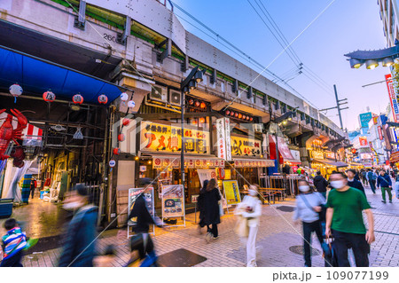 日本の東京都市景観 11月。全国平均/10週連続減↓…賑わうアメ横などを望む＝22日 109077199