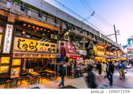 日本の東京都市景観 11月。全国平均/10週連続減↓…賑わうアメ横などを望む＝22日 109077209