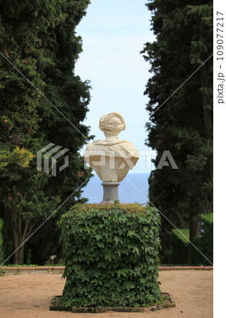 Napoleon looks at the sea, white marble bust 109077217