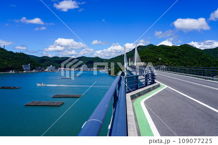 日生湾に架かる備前日生大橋（岡山県備前市） 109077225